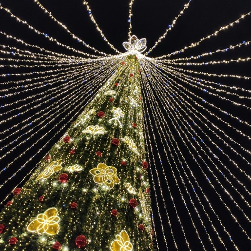 Instalación de luces de Navidad mediante Plataformas elevadoras
